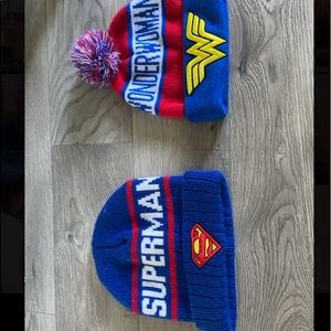 OS SUPERMAN & WONDER WOMEN BEANIE HAT